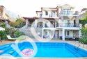 Limopol’den 5+1 Kısmen Eşyalı Satılık Tripleks Villa